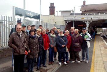 18 nette Menschen in froher Erwartung ihres Ausfluges mit Southern Railways nach London